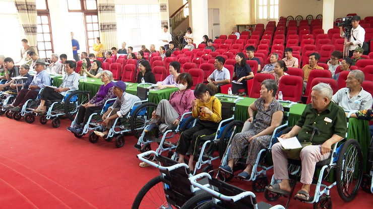 Hội nghị trao xe lăn và hướng dẫn sử dụng xe lăn cho người khuyết tật trên địa bàn 4 xã Phú Xuyên, Đại Xuyên, Chuyên Mỹ và Phượng Dực.- Ảnh 3.