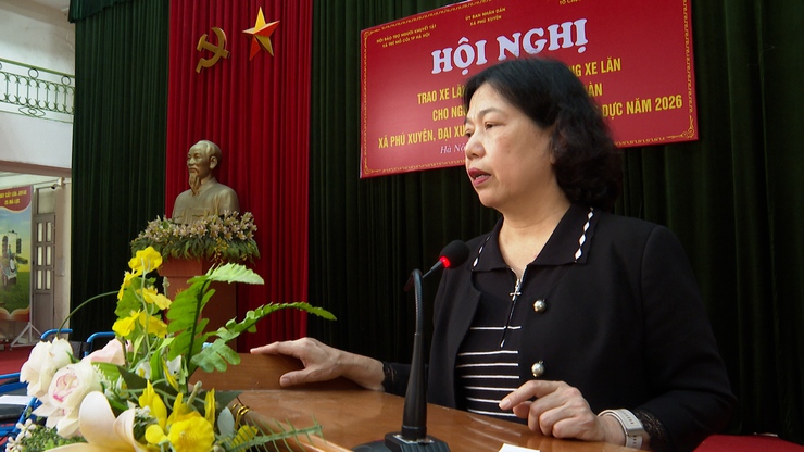 Hội nghị trao xe lăn và hướng dẫn sử dụng xe lăn cho người khuyết tật trên địa bàn 4 xã Phú Xuyên, Đại Xuyên, Chuyên Mỹ và Phượng Dực.- Ảnh 1.