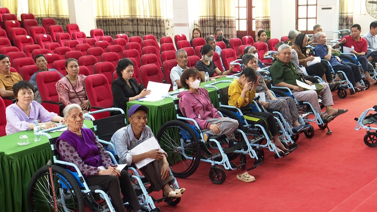 Hội nghị trao xe lăn và hướng dẫn sử dụng xe lăn cho người khuyết tật trên địa bàn 4 xã Phú Xuyên, Đại Xuyên, Chuyên Mỹ và Phượng Dực.- Ảnh 2.