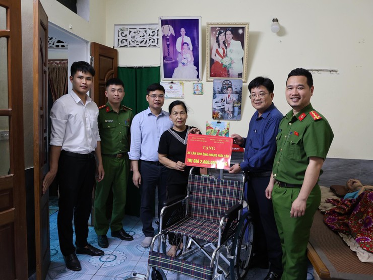 Tam Hưng: Trao tặng xe lăn cho người hoạt động kháng chiến nhiễm chất độc hoá học- Ảnh 1.