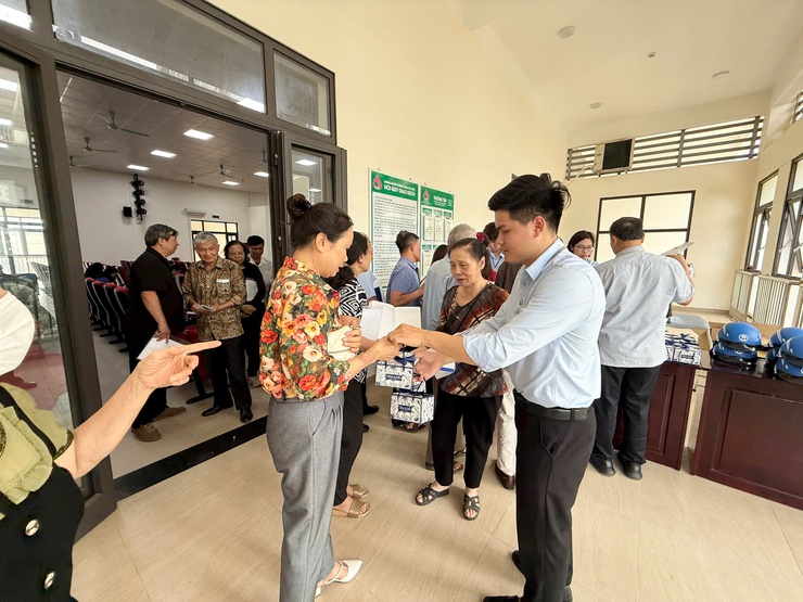 Đẩy mạnh hỗ trợ thủ tục ủy quyền tại nhà cho người có công và người cao tuổi
- Ảnh 2.
