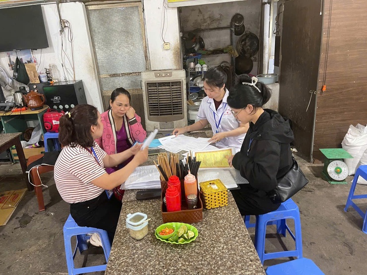 Long Biên tăng cường kiểm soát an toàn thực phẩm, giảm rõ vi phạm- Ảnh 2.