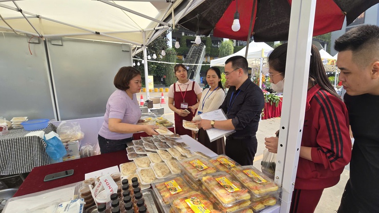 Long Biên tăng cường kiểm soát an toàn thực phẩm, giảm rõ vi phạm- Ảnh 3.