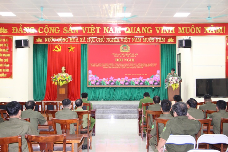 Công an xã Phú Nghĩa tổ chức tập huấn kỹ năng điều khiển, phân luồng giao thông cho lực lượng an ninh cơ sở- Ảnh 1.