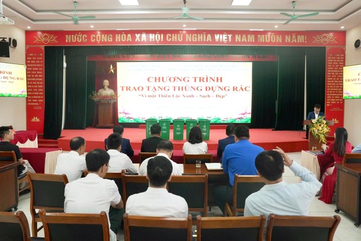 Chương trình trao tặng thùng đựng rác "Vì một Thiên Lộc Xanh – Sạch – Đẹp"- Ảnh 1.