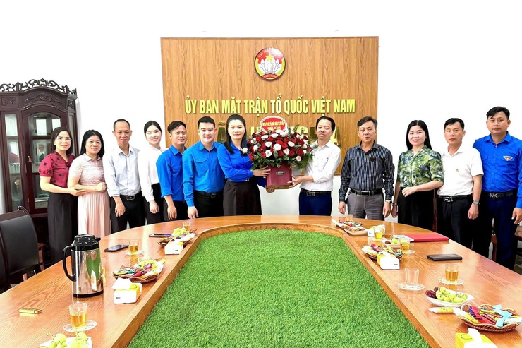 Đảng ủy - HĐND - UBND - Ủy ban MTTQ Việt Nam xã Phú Nghĩa chúc mừng Đoàn xã nhân Kỷ niệm 95 năm Ngày thành lập Đoàn TNCS Hồ Chí Minh 26/3- Ảnh 2.