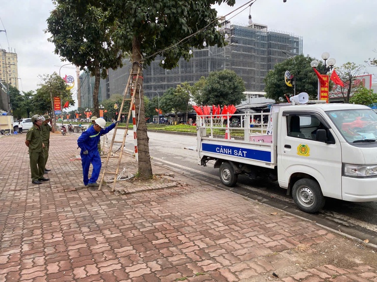 Công an xã Thiên Lộc ra quân duy trì đảm bảo trật tự văn minh đô thị, trật tự công cộng trên địa bàn xã.- Ảnh 3.