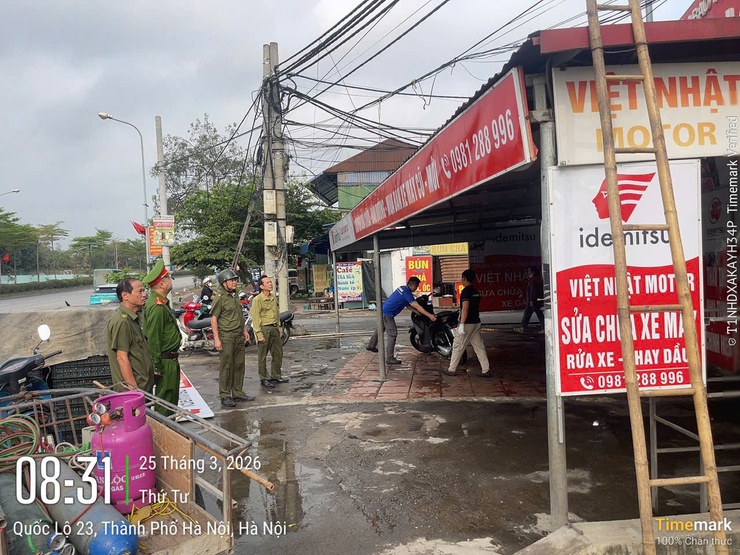 Công an xã Thiên Lộc ra quân duy trì đảm bảo trật tự văn minh đô thị, trật tự công cộng trên địa bàn xã.- Ảnh 5.