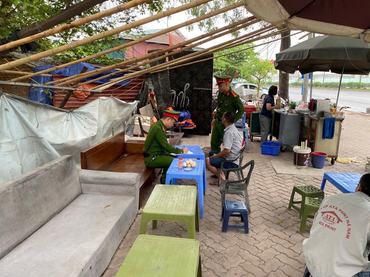 Công an xã Thiên Lộc ra quân duy trì đảm bảo trật tự văn minh đô thị, trật tự công cộng trên địa bàn xã.- Ảnh 8.