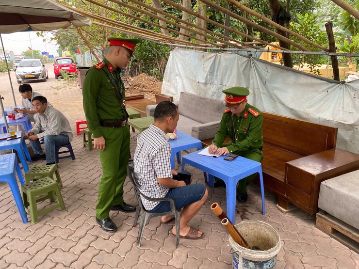 Công an xã Thiên Lộc ra quân duy trì đảm bảo trật tự văn minh đô thị, trật tự công cộng trên địa bàn xã.- Ảnh 9.