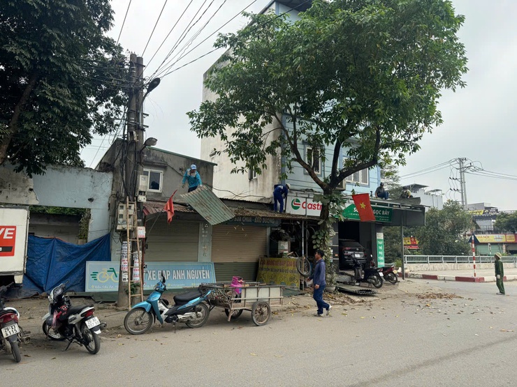 Công an xã Thiên Lộc ra quân duy trì đảm bảo trật tự văn minh đô thị, trật tự công cộng trên địa bàn xã.- Ảnh 7.