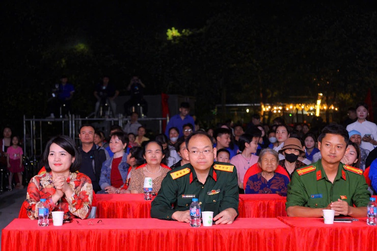 Thắp lửa lý tưởng - Tuổi trẻ Mê Linh tỏa sáng trong đêm nghệ thuật ý nghĩa- Ảnh 1.