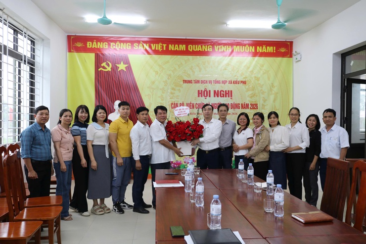 Đồng chí Bí thư Đảng uỷ, Chủ tịch HĐND xã Kiều Phú thăm, tặng hoa chúc mừng Trung tâm Dịch vụ tổng hợp nhân kỷ niệm 80 năm Ngày truyền thống Ngành Thể thao Việt Nam- Ảnh 1.