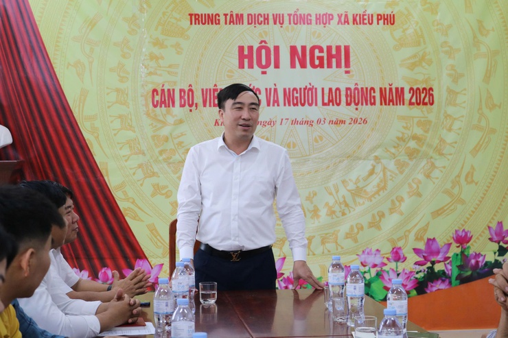 Đồng chí Bí thư Đảng uỷ, Chủ tịch HĐND xã Kiều Phú thăm, tặng hoa chúc mừng Trung tâm Dịch vụ tổng hợp nhân kỷ niệm 80 năm Ngày truyền thống Ngành Thể thao Việt Nam- Ảnh 2.