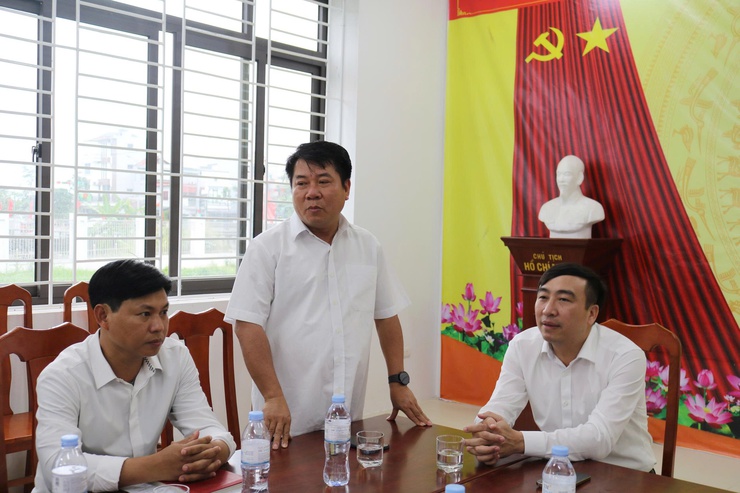 Đồng chí Bí thư Đảng uỷ, Chủ tịch HĐND xã Kiều Phú thăm, tặng hoa chúc mừng Trung tâm Dịch vụ tổng hợp nhân kỷ niệm 80 năm Ngày truyền thống Ngành Thể thao Việt Nam- Ảnh 3.