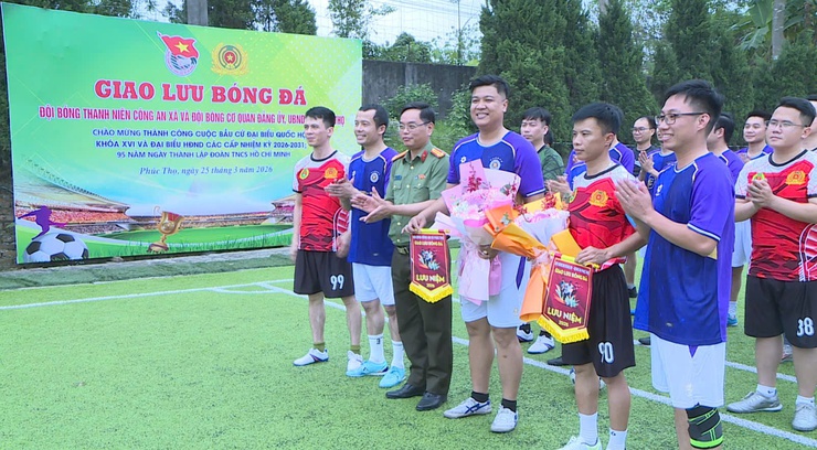 Chi đoàn Công an xã Phúc Thọ giao lưu bóng đá cùng Chi đoàn liên cơ quan Đảng ủy – UBND xã chào mừng 95 năm Ngày thành lập Đoàn TNCS Hồ Chí Minh- Ảnh 8.