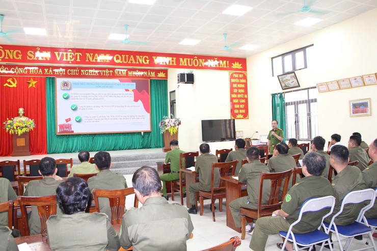 Công an Phú Nghĩa tổ chức hội nghị tập huấn công tác quản lý, sử dụng vũ khí, vật liệu nổ và công cụ hỗ trợ cho lực lượng an ninh cơ sở- Ảnh 4.