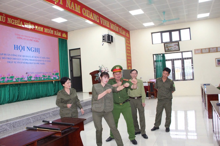 Công an Phú Nghĩa tổ chức hội nghị tập huấn công tác quản lý, sử dụng vũ khí, vật liệu nổ và công cụ hỗ trợ cho lực lượng an ninh cơ sở- Ảnh 5.