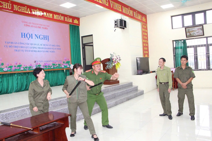 Công an Phú Nghĩa tổ chức hội nghị tập huấn công tác quản lý, sử dụng vũ khí, vật liệu nổ và công cụ hỗ trợ cho lực lượng an ninh cơ sở- Ảnh 6.
