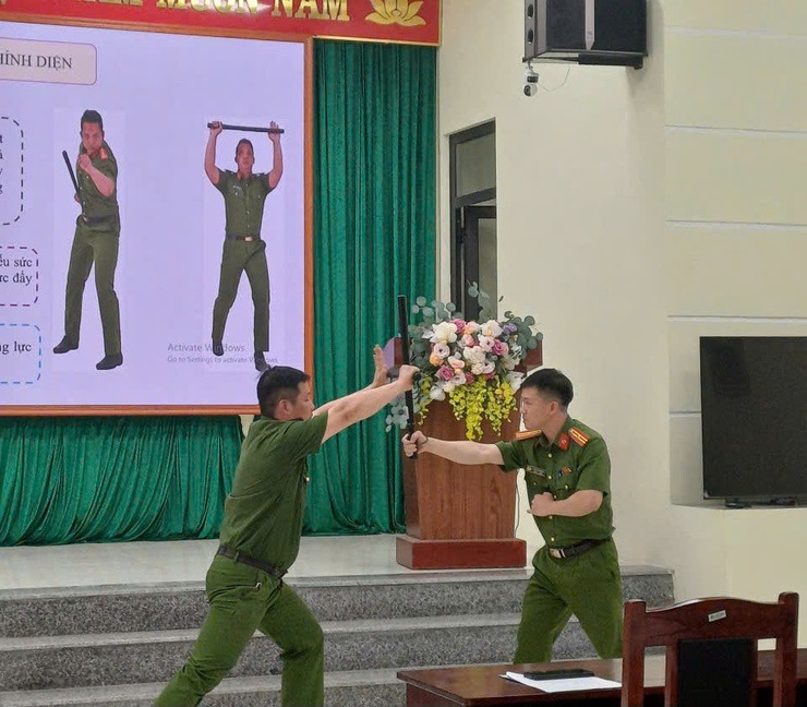 Công an Phú Nghĩa tổ chức hội nghị tập huấn công tác quản lý, sử dụng vũ khí, vật liệu nổ và công cụ hỗ trợ cho lực lượng an ninh cơ sở- Ảnh 7.