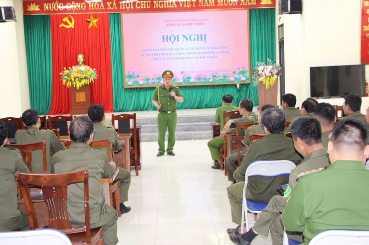 Công an Phú Nghĩa tổ chức hội nghị tập huấn công tác quản lý, sử dụng vũ khí, vật liệu nổ và công cụ hỗ trợ cho lực lượng an ninh cơ sở- Ảnh 8.
