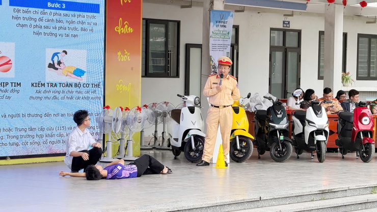 Quốc Oai Tuyên truyền luật giao thông học đường Tặng quà lan tỏa yêu thương, nâng cao ý thức giao thông- Ảnh 11.