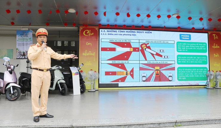 Quốc Oai Tuyên truyền luật giao thông học đường Tặng quà lan tỏa yêu thương, nâng cao ý thức giao thông- Ảnh 9.