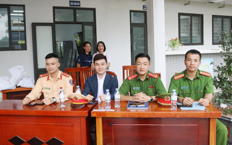 Quốc Oai Tuyên truyền luật giao thông học đường Tặng quà lan tỏa yêu thương, nâng cao ý thức giao thông- Ảnh 1.