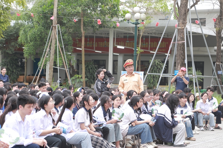 Quốc Oai Tuyên truyền luật giao thông học đường Tặng quà lan tỏa yêu thương, nâng cao ý thức giao thông- Ảnh 12.