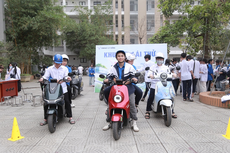 Quốc Oai Tuyên truyền luật giao thông học đường Tặng quà lan tỏa yêu thương, nâng cao ý thức giao thông- Ảnh 13.