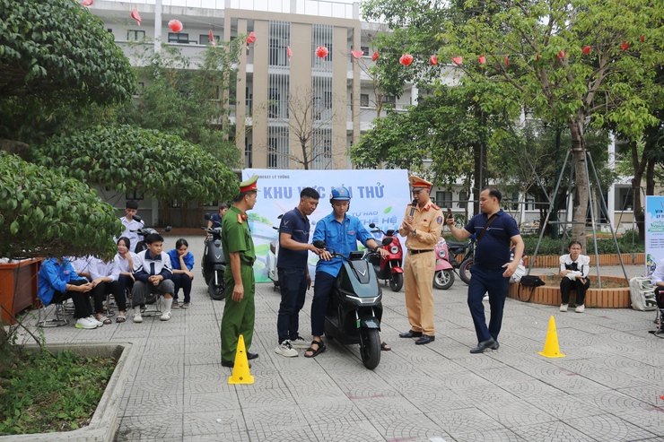 Quốc Oai Tuyên truyền luật giao thông học đường Tặng quà lan tỏa yêu thương, nâng cao ý thức giao thông- Ảnh 15.