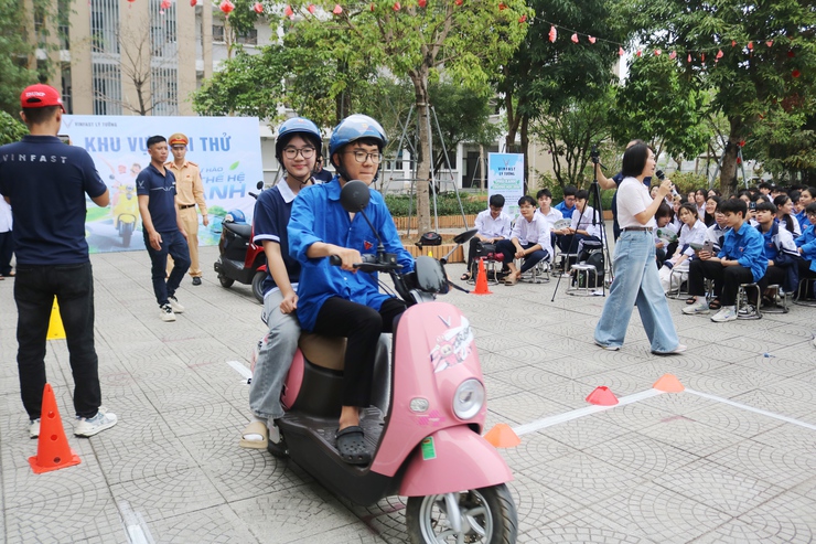 Quốc Oai Tuyên truyền luật giao thông học đường Tặng quà lan tỏa yêu thương, nâng cao ý thức giao thông- Ảnh 16.