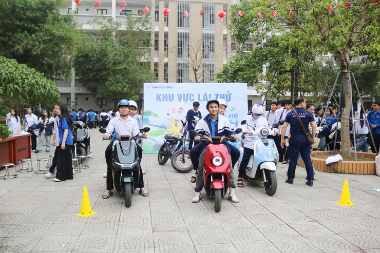 Quốc Oai Tuyên truyền luật giao thông học đường Tặng quà lan tỏa yêu thương, nâng cao ý thức giao thông- Ảnh 17.