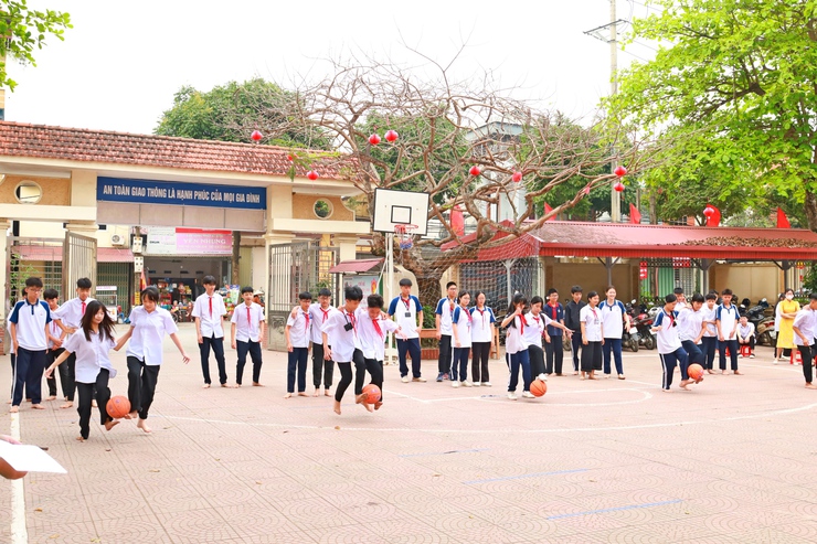 Trường THCS Xuân Khanh tổ chức " Ngày hội tiến bước lên Đoàn " Chào mừng kỷ niệm 95 năm Ngày thành lập Đoàn TNCS Hồ Chí Minh 

- Ảnh 7.