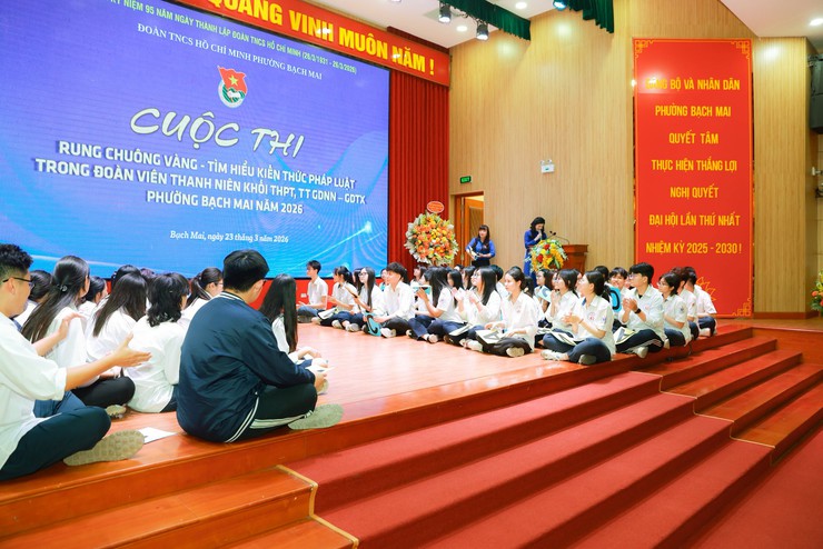 ĐOÀN PHƯỜNG BẠCH MAI NÂNG CAO NHẬN THỨC PHÁP LUẬT CHO ĐOÀN VIÊN, THANH NIÊN QUA SÂN CHƠI “RUNG CHUÔNG VÀNG”- Ảnh 2.