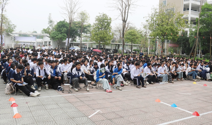 Quốc Oai Tuyên truyền luật giao thông học đường Tặng quà lan tỏa yêu thương, nâng cao ý thức giao thông- Ảnh 2.