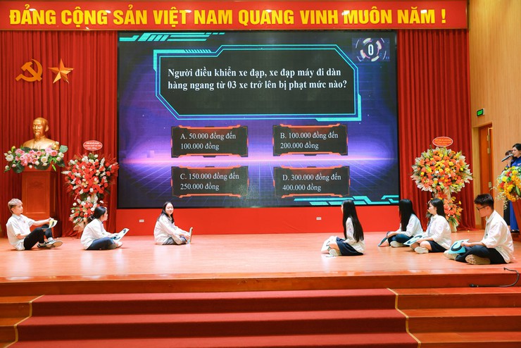 ĐOÀN PHƯỜNG BẠCH MAI NÂNG CAO NHẬN THỨC PHÁP LUẬT CHO ĐOÀN VIÊN, THANH NIÊN QUA SÂN CHƠI “RUNG CHUÔNG VÀNG”- Ảnh 3.