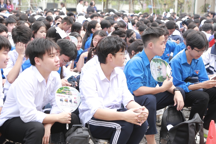 Quốc Oai Tuyên truyền luật giao thông học đường Tặng quà lan tỏa yêu thương, nâng cao ý thức giao thông- Ảnh 3.