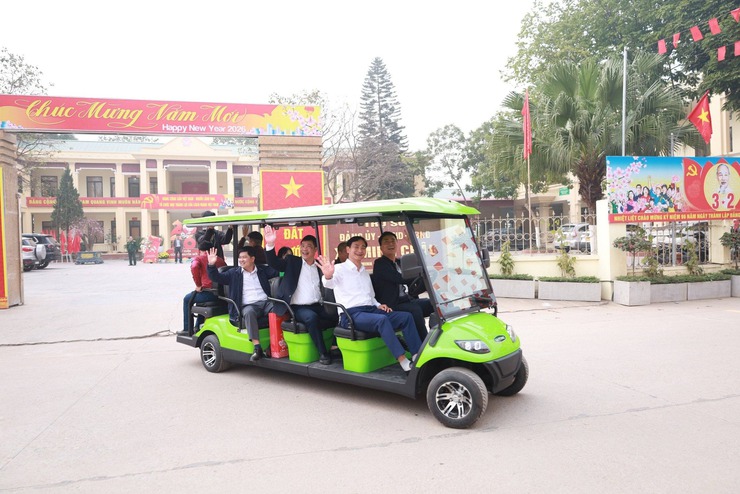 Xã Minh Châu tiếp nhận xe điện du lịch, hướng tới phát triển du lịch xanh- Ảnh 3.