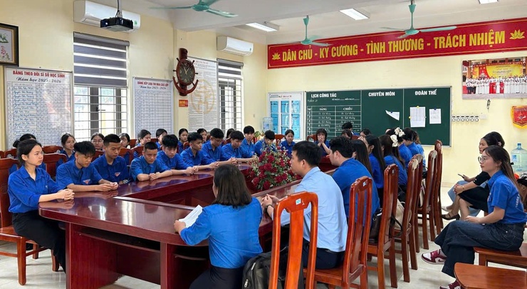 Chi đoàn THCS Hợp Đồng, Lam Điền tổ chức Lễ kết nạp đoàn viên mới nhân dịp 26/3- Ảnh 2.