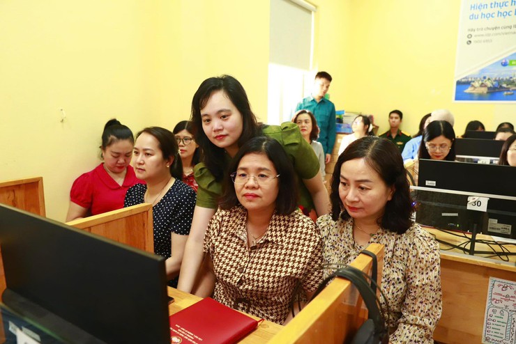 PHƯỜNG LÁNG TẬP HUẤN NGHIỆP VỤ CÔNG TÁC VĂN PHÒNG CẤP ỦY NĂM 2026, ĐẨY MẠNH CHUYỂN ĐỔI SỐ- Ảnh 6.