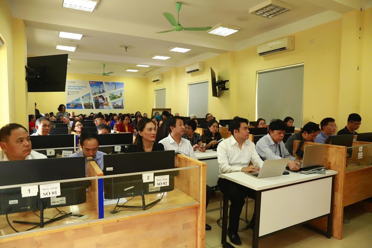 PHƯỜNG LÁNG TẬP HUẤN NGHIỆP VỤ CÔNG TÁC VĂN PHÒNG CẤP ỦY NĂM 2026, ĐẨY MẠNH CHUYỂN ĐỔI SỐ- Ảnh 7.