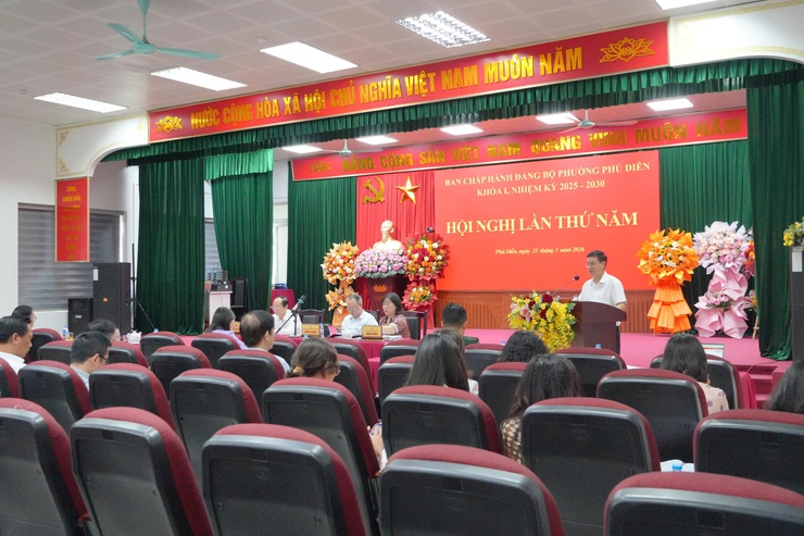 Ban Chấp hành Đảng bộ phường Phú Diễn tổ chức Hội nghị lần thứ 5 nhiệm kỳ 2025-2030
- Ảnh 8.