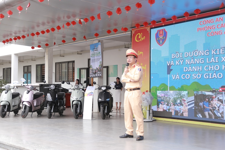 Quốc Oai Tuyên truyền luật giao thông học đường Tặng quà lan tỏa yêu thương, nâng cao ý thức giao thông- Ảnh 8.