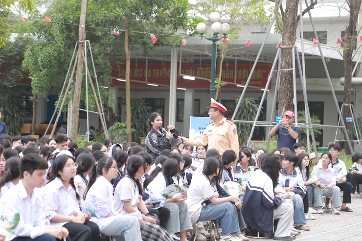 Quốc Oai Tuyên truyền luật giao thông học đường Tặng quà lan tỏa yêu thương, nâng cao ý thức giao thông- Ảnh 10.