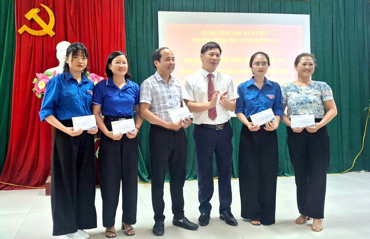 Trường THCS Hợp Thanh hỗ trợ tiền xăng xe cho 23 cán bộ, giáo viên, nhân viên ở cách xa trường- Ảnh 2.