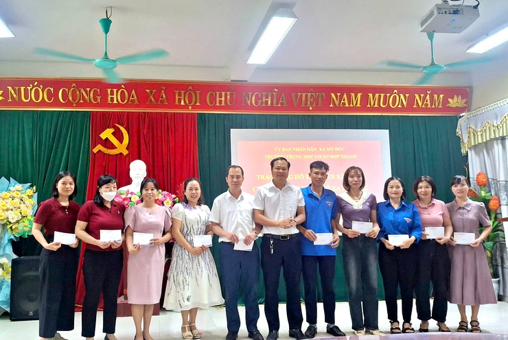 Trường THCS Hợp Thanh hỗ trợ tiền xăng xe cho 23 cán bộ, giáo viên, nhân viên ở cách xa trường- Ảnh 4.