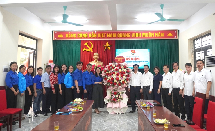 Lãnh đạo xã tặng hoa và chúc mừng Đoàn Thanh niên xã nhân dịp kỷ niệm 95 năm Ngày thành lập Đoàn Thanh niên Cộng sản Hồ Chí Minh (26/3/1931 – 26/3/2026).- Ảnh 1.