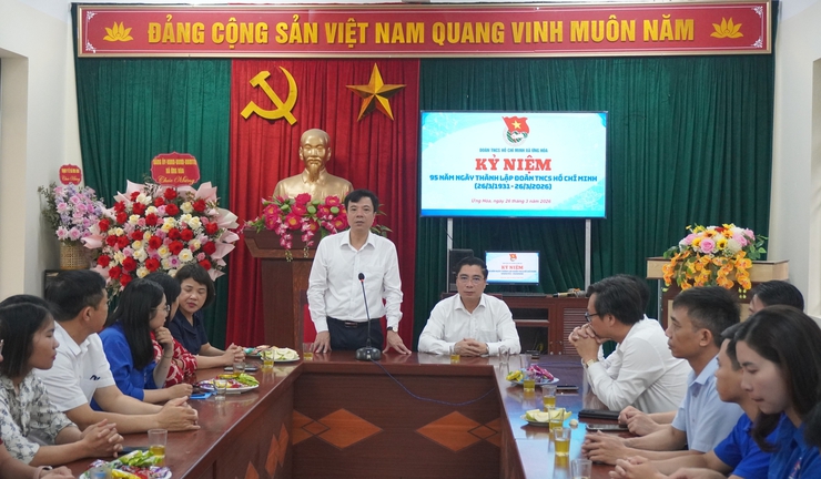 Lãnh đạo xã tặng hoa và chúc mừng Đoàn Thanh niên xã nhân dịp kỷ niệm 95 năm Ngày thành lập Đoàn Thanh niên Cộng sản Hồ Chí Minh (26/3/1931 – 26/3/2026).- Ảnh 2.