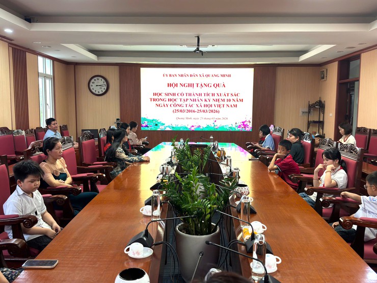 Quang Minh tổ chức tặng quà học sinh tiêu biểu nhân kỷ niệm 10 năm Ngày Công tác xã hội Việt Nam- Ảnh 1.